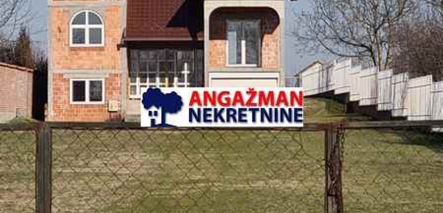 Batajnica – Batajnički vinogradi 921kvm + 32ara