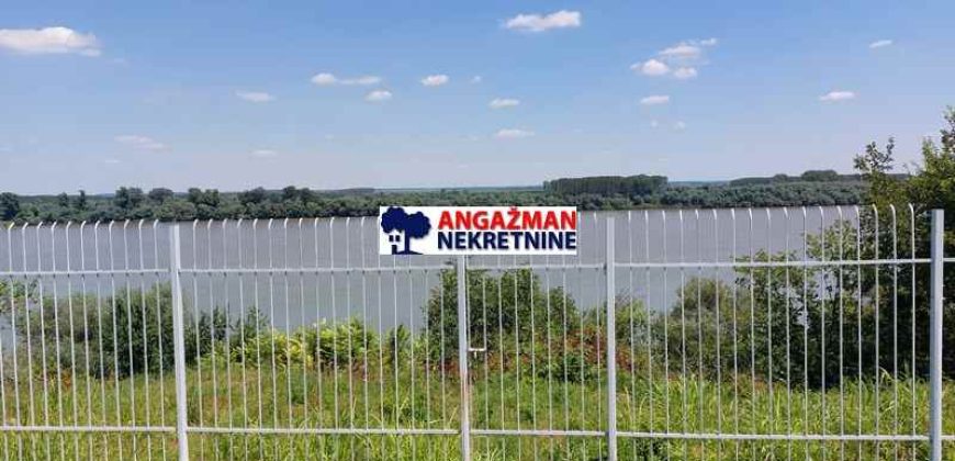 Batajnica – Batajnički vinogradi 921kvm + 32ara