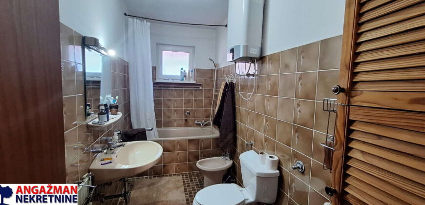 Kuća 250kvm + kuća 150kvm + 50kvm, sve na 10 ari