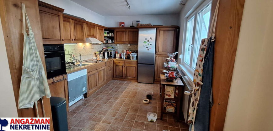 Kuća 250kvm + kuća 150kvm + 50kvm, sve na 10 ari