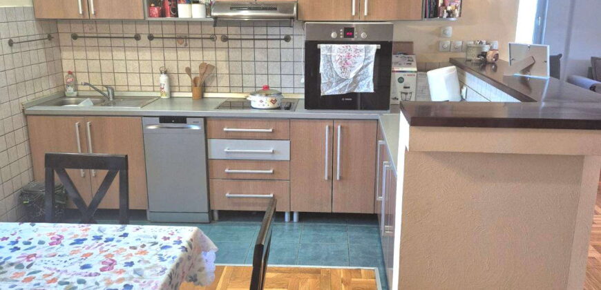 Kompletno renoviran četvorosoban stan u Zemunu