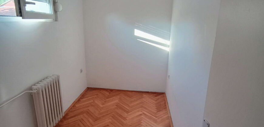 Cvetkova pijaca, 2.5, odličan – 52kvm (mereno 56)