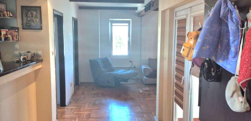 Kompletno renoviran četvorosoban stan u Zemunu