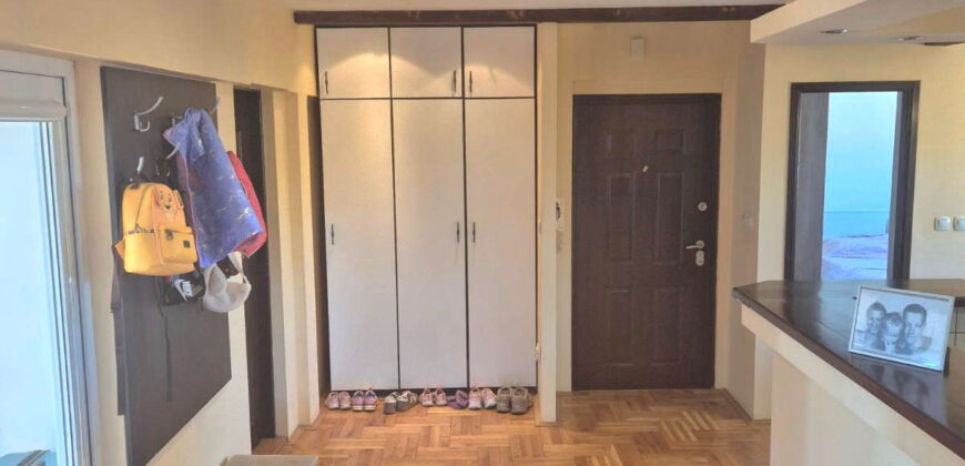 Kompletno renoviran četvorosoban stan u Zemunu